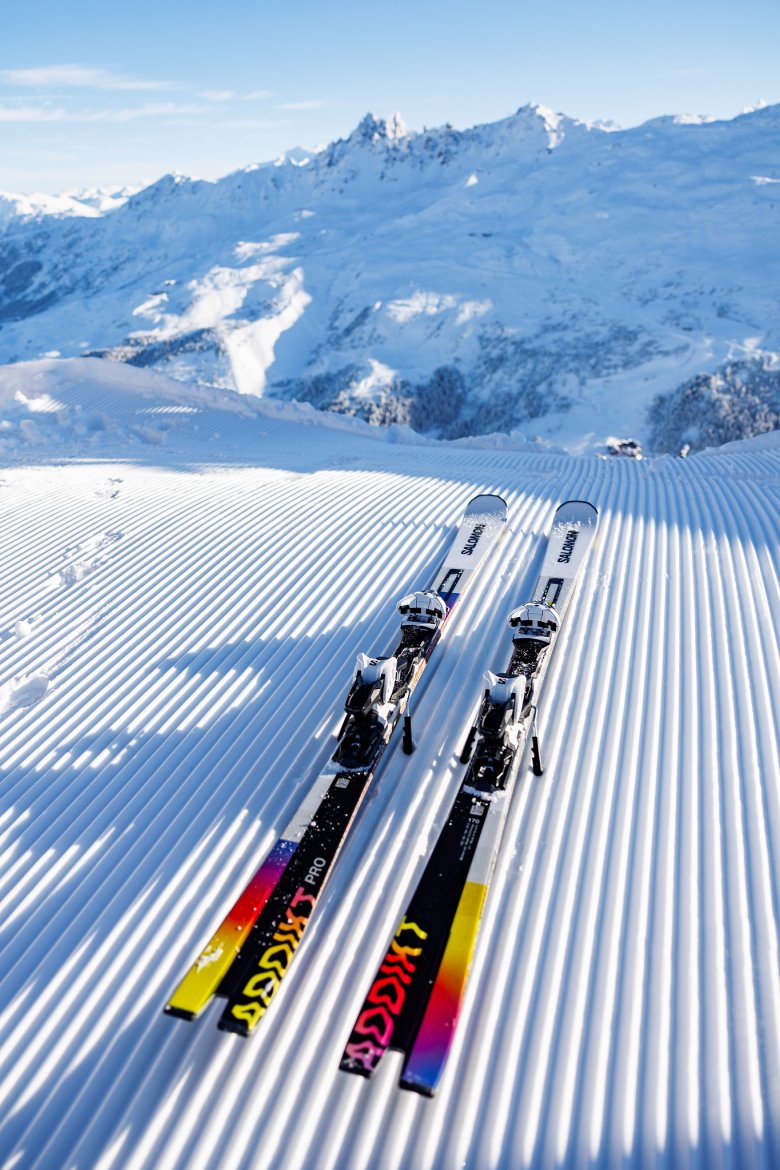 Location de matériel de ski à Méribel : skis et chaussures en magasin.