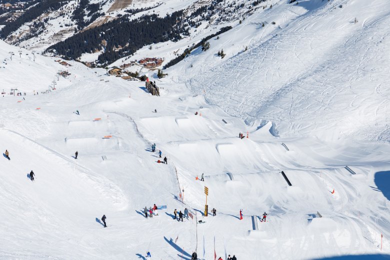 Snowboardeur sur le domaine de Méribel dans les 3 Vallées.
